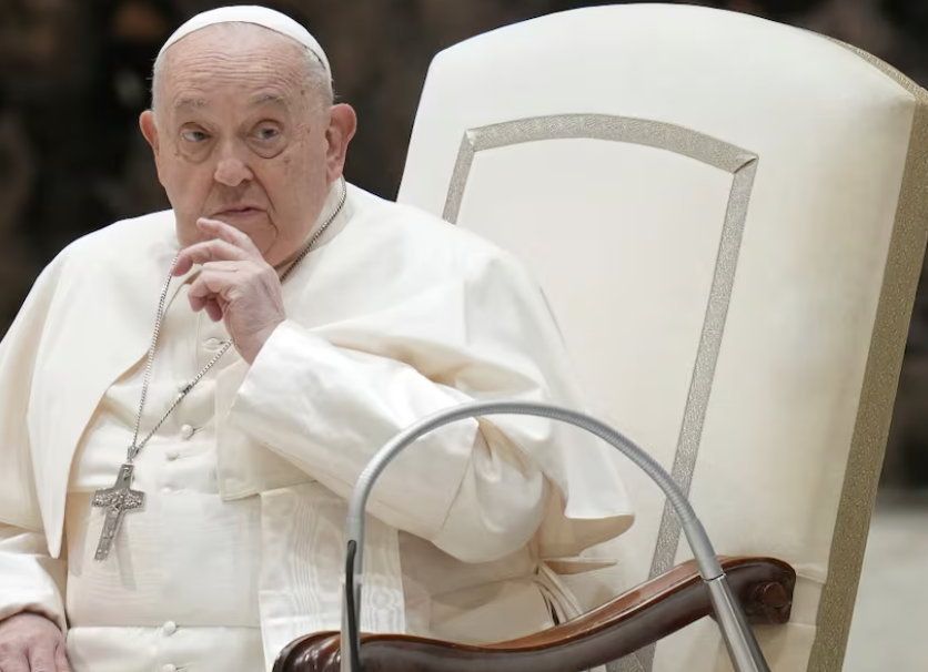 EL PAPA FRANCISCO SIGUE GRAVE; PRESENTA PROBLEMA RENAL TEMPRANO, PERO SE MANTIENE ALERTA